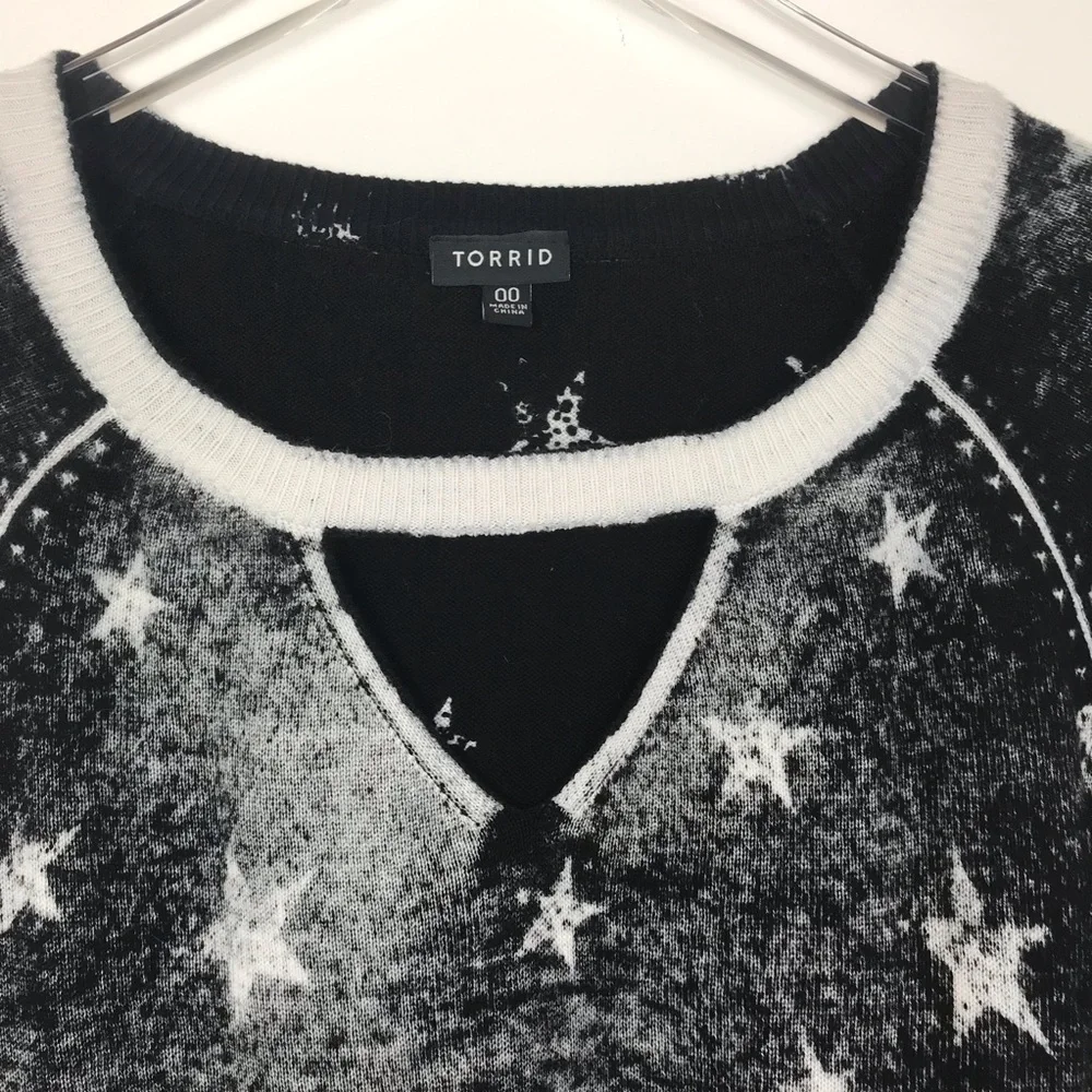 torrid 00X Black and White Star Print cut out Sweater - Picture 2 of 8